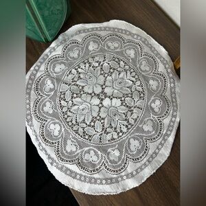 vtg pair of floral lace white doilies